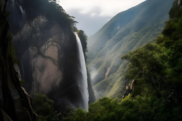Una cascada en las montañas con un bosque verde detrás