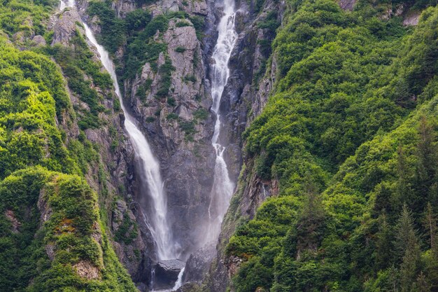 Cascada en las montañas canadienses