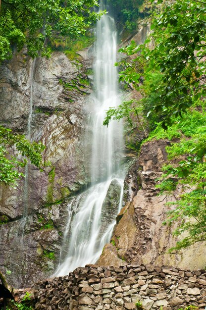 Cascada en las montañas fondo natural de larga exposición