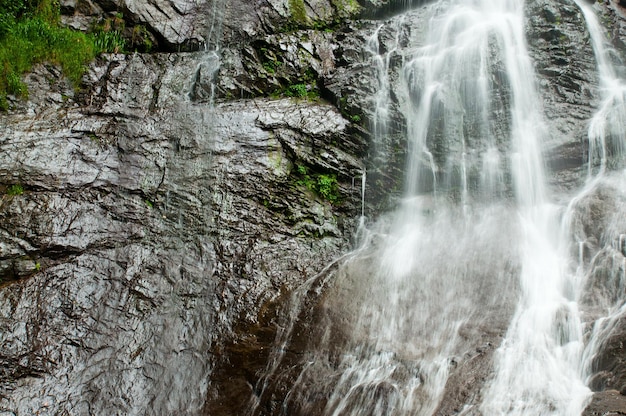 Cascada en las montañas fondo natural de larga exposición