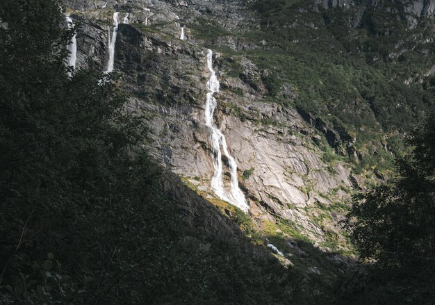 Cascada en las montañas de Noruega Escandinavia Europa