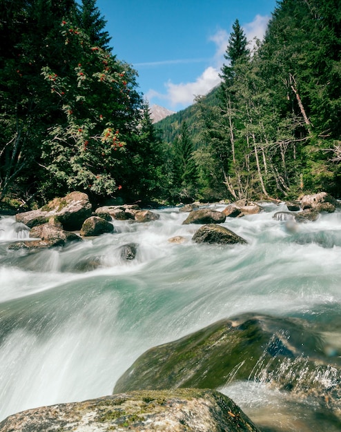 cascada en las montañas en el parque nacional Hohe Tauern en Austria.