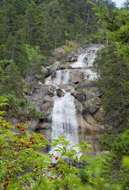 Cascada en las montañas de los Pirineos.