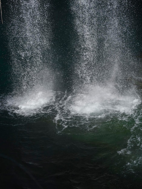 una cascada en las montañas