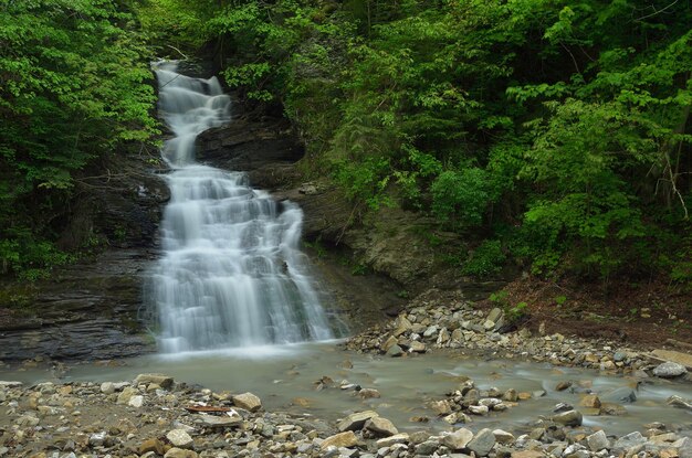 Cascada en las montañas