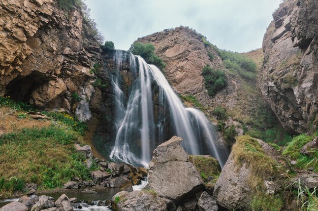 Cascada en las montañas