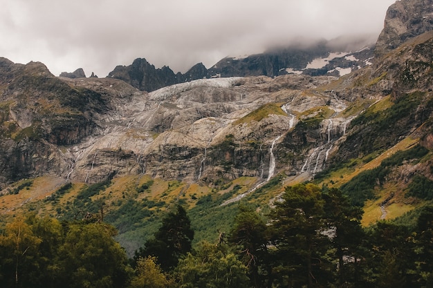 cascada en las montañas