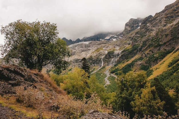 cascada en las montañas