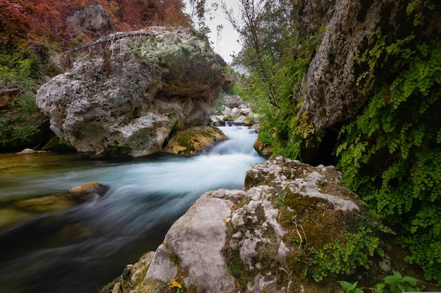 Cascada en las montañas