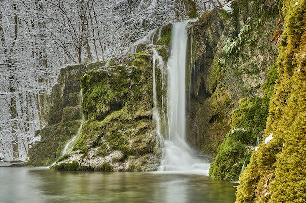 Foto cascada en las montañas