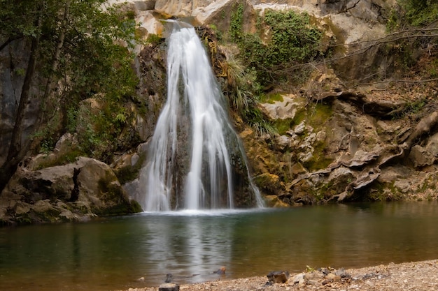 Una cascada en las montañas