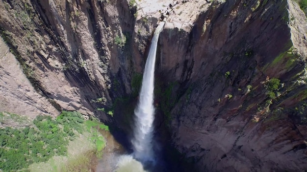 Una cascada en las montañas