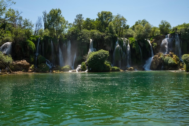 Una cascada muy pintoresca se encuentra en el Parque Nacional de Kravice en Bosnia y Herzegovina