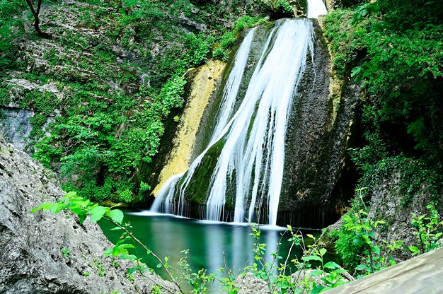 Cascada en el nacimiento del río mundo