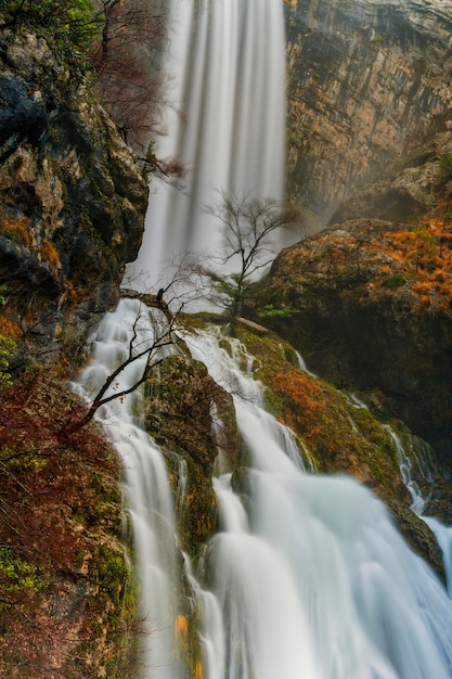 Cascada en el nacimiento del río mundo