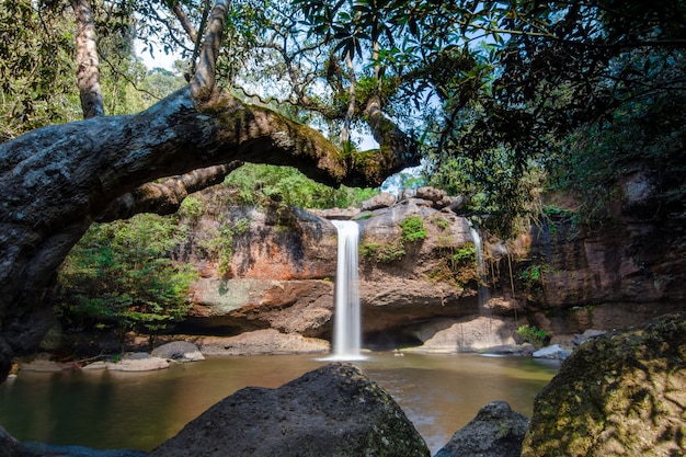 Cascada natural de Haew Suwat