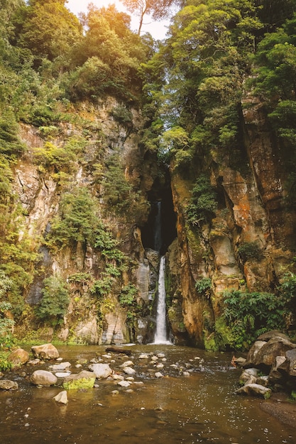 Cascada natural que fluye entre dos rocas.