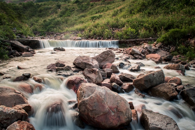 Cascada de la naturaleza en la temporada de lluvia