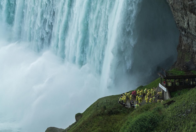 Cascada de Niágara con la corriente dramática