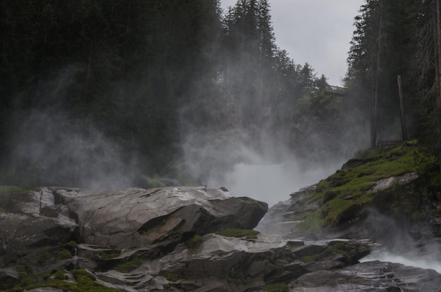 Cascada con niebla