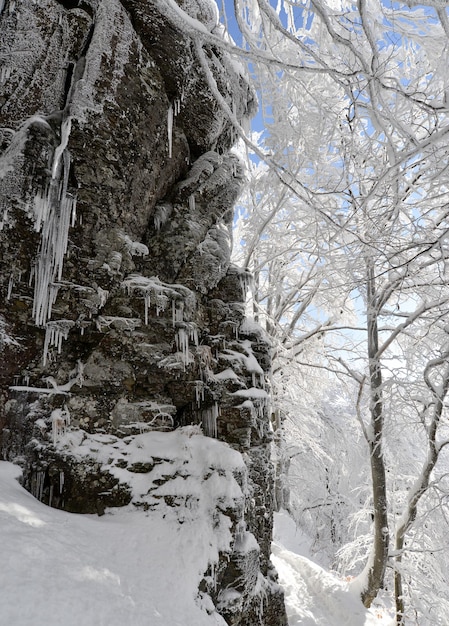 Una cascada de nieve en las montañas Vihorlat