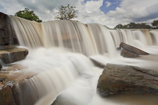 Cascada en el norte de Tailandia