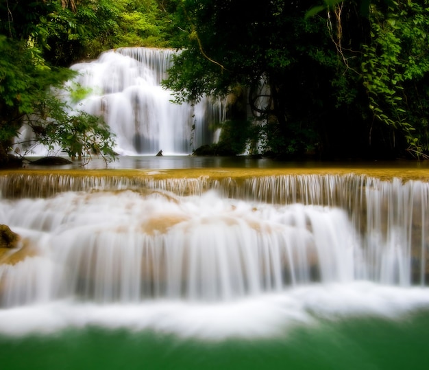 Cascada en el oeste de Tailandia