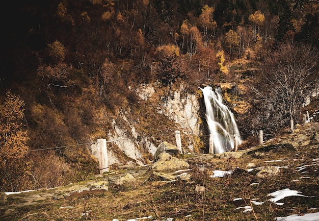 Cascada en otoño llamada Sauth de pish en el valle de Arán en los Pirineos.