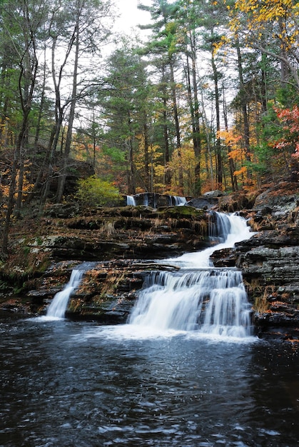 Cascada de otoño en la montaña