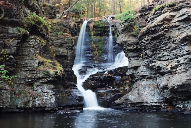 Cascada de otoño en la montaña