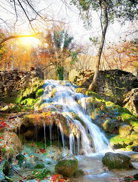 Cascada de otoño en las montañas de Crimea