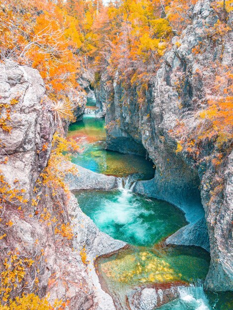 Foto cascada de otoño