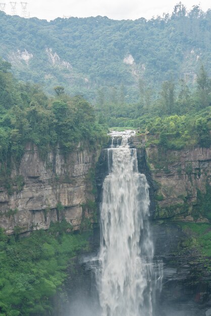 Cascada paisaje de la naturaleza. Atracciones turísticas famosas y destinos de referencia en el paisaje natural islandés.