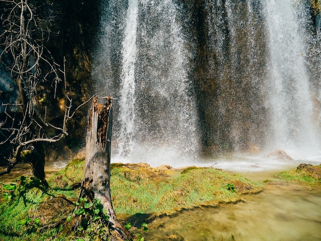 Cascada en el parque nacional de los lagos de plitvice croacia waterfal