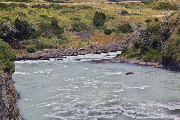 Cascada en el Parque Nacional Torres del Paine, Patagonia, Chile