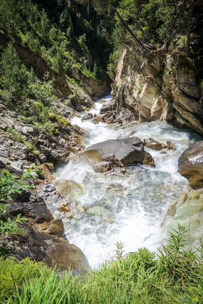 Cascada en el Parque Nacional de Vanoise, Savoie, Alpes franceses