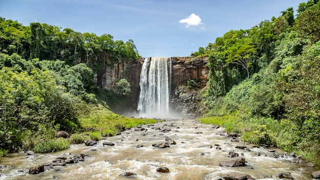 Cascada del parque natural municipal Salto do Rio Sucuriu en Brasil