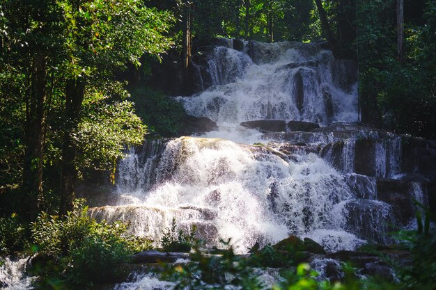 Foto la cascada de pha charoen es una cascada que pertenece a un parque nacional