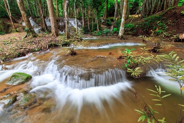 Cascada Pha-tad en Kanchanaburi, Tailandia