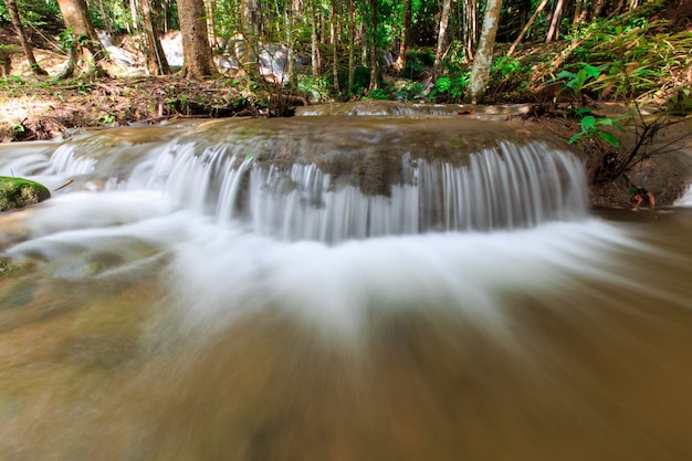 Cascada Pha-tad en Kanchanaburi, Tailandia