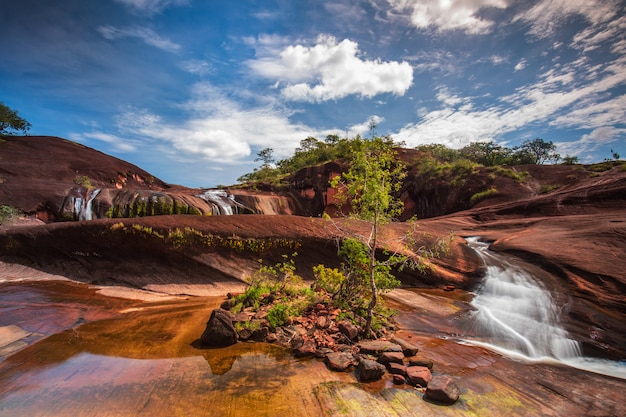 Foto cascada de phu tham phra, cascada hermosa en la provincia de bung-kan, thailand.