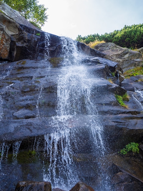 Cascada bajo el pico de hoverla