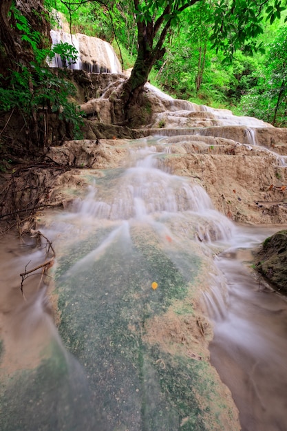 Cascada de piedra caliza en el bosque tropical, al oeste de Tailandia