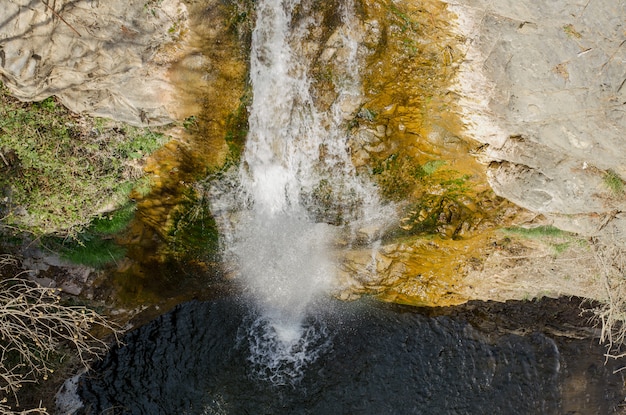 Cascada entre las piedras.