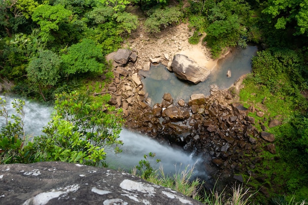 Cascada de Pinaisara con vistas a la base