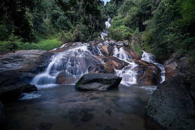 Cascada pintoresca cascada en rocas de granito en el denso bosque tropical Namuang 2 Samui Tailandia