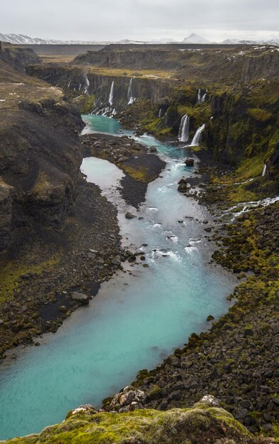 Cascada pintoresca Sigoldugljufur vista otoñal Cambio de estación en las tierras altas del sur de Islandia