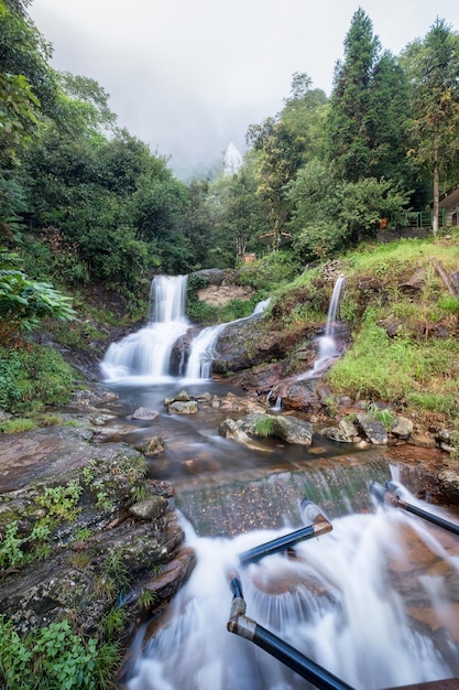 Cascada de plata o Thac Bac en la niebla en temporada de lluvias