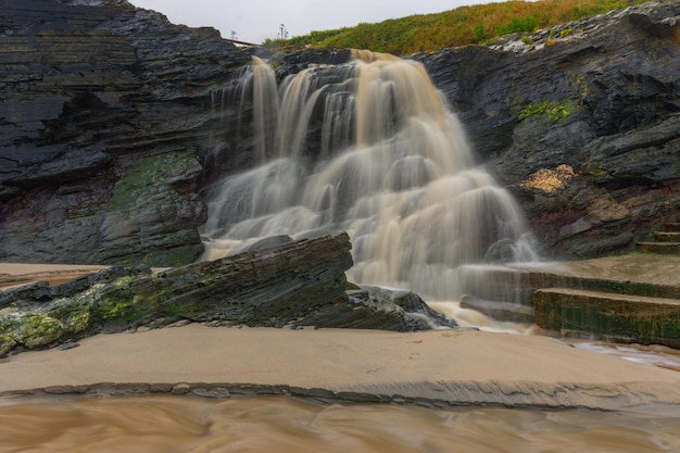 Cascada en la playa de las catedrales