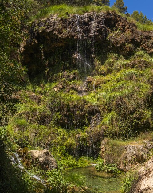 Cascada con poca agua en un día soleado